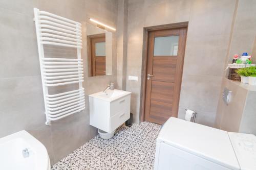 Apartament z jacuzzi tesisinde bir banyo