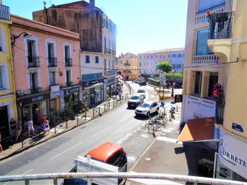 Une rue de la ville avec des voitures en bas de la rue dans l'établissement Appartement Triangle d Or plage-gareTGV-Mairie, à Saint-Raphaël