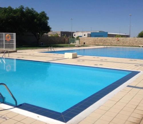 una gran piscina azul en CAL MILIO, en Mayals