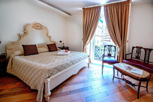 Hotel Lanfipe Palace في نابولي: غرفة نوم بسرير كبير وطاولة
