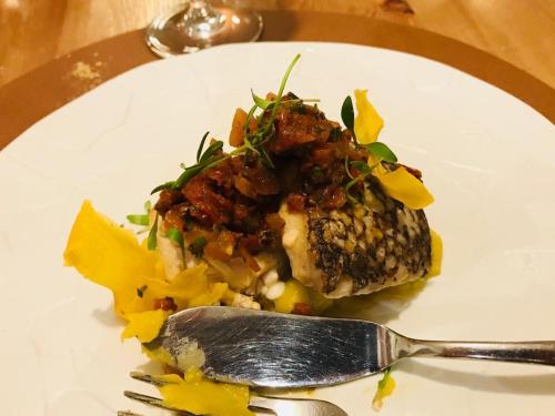 une plaque blanche avec un morceau de nourriture à fourchette dans l'établissement LES PORTES DE BOURGOGNE, à Serbonnes