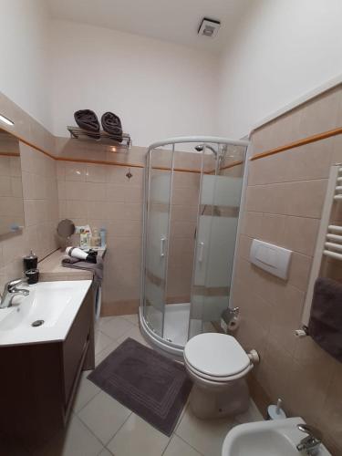 un bagno con doccia, WC e lavandino di Casa di Tiziana ad Anzio