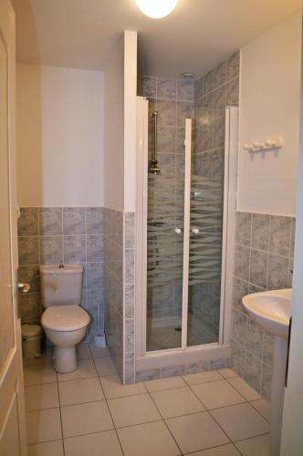 une salle de bain avec toilettes et lavabo dans l'établissement Le Vieux Monastere, à Saint-Hilaire-de-Villefranche