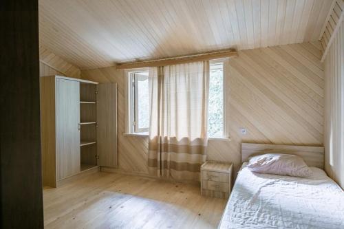 Postel nebo postele na pokoji v ubytování Shekhvetili Cottages 2N