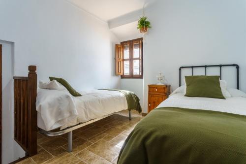 Un pat sau paturi într-o cameră la La Casa Rural Málaga, Caminito del Rey
