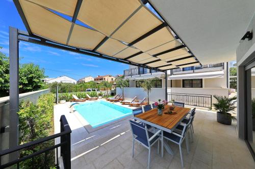 Pemandangan kolam renang di Villa Manda Zadar Luxury Apartments atau di dekatnya