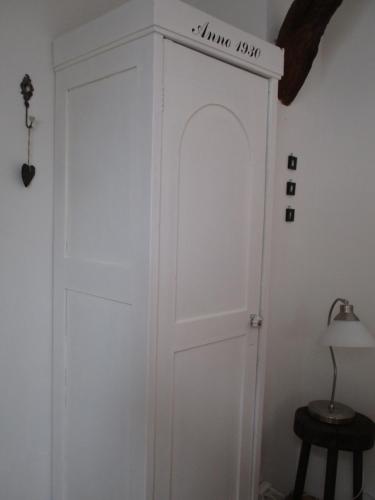 a white door with a sign on it in a room at Unter Eichen in Uplengen