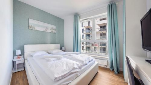 En eller flere senge i et værelse på Golden Apartments