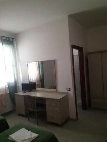 a room with a desk with a mirror and a computer at Hotel Mercede 2 in San Felice Circeo