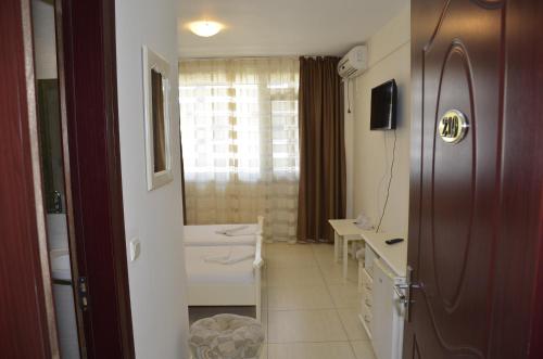 un baño con lavabo y bañera en Hotel Impact, en Costinesti