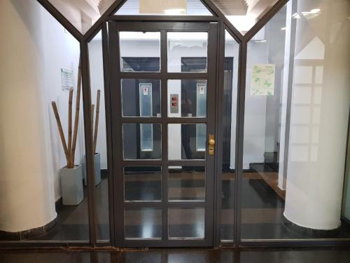 a glass door in a room with vases at Temporarios Peatonal in Rosario