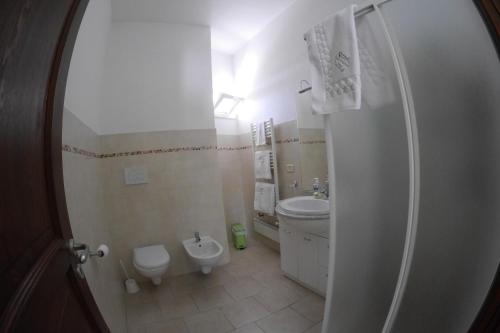 a small bathroom with a toilet and a sink at Masseria Lama D'impisa in Fasano