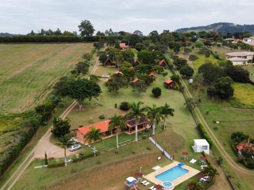 an aerial view of a house with a swimming pool at Chalé Represa Recanto Varanda do Sol in Joanópolis