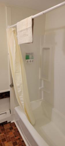 - une salle de bains blanche avec une serviette suspendue à un portant dans l'établissement Hawks House Inn, à Walpole