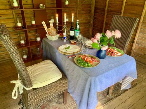 a table with two plates of food and flowers on it at la Tour d'Héloïse - 10' de Bruxelles in La Hulpe