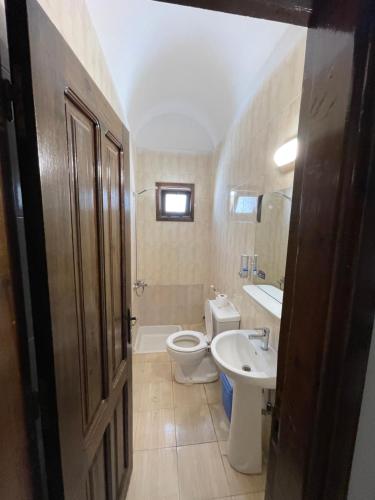 ダハブにあるDolphin Campのバスルーム(トイレ、洗面台付)