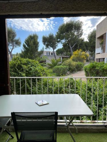 d'une table et d'un banc sur un balcon. dans l'établissement canaille candelle, à Cassis