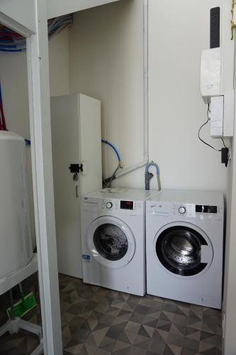 a laundry room with a washing machine and a washer at Appart Cosy 4 personnes avec terrasse in La Roche-sur-Yon