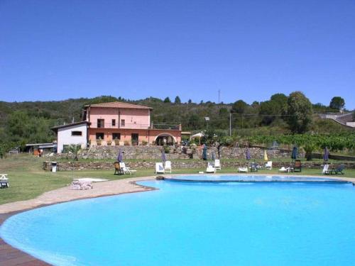 a large swimming pool with a building in the background at Agriturismo solare in Perito