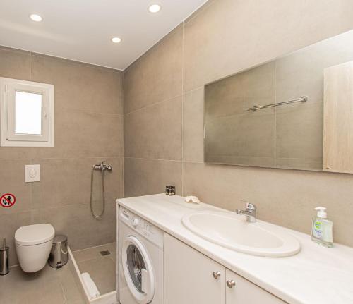 Lofos Apartments tesisinde bir banyo
