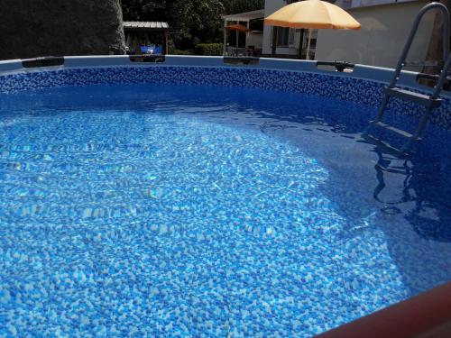 una grande piscina con acqua blu di Le Castagne Apartments Ischia a Ischia