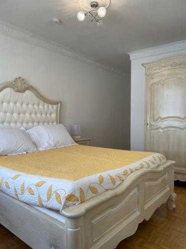 Llit o llits en una habitació de Appartement du Couvent