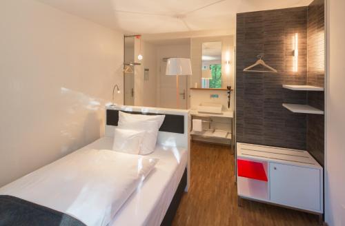 Ένα ή περισσότερα κρεβάτια σε δωμάτιο στο V-Hotel