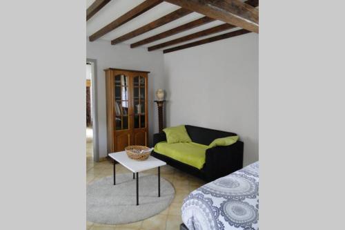 ein Wohnzimmer mit einem Sofa und einem Tisch in der Unterkunft Miller's farm. Cottage on the Auhtie for 2 in Hem-Hardinval