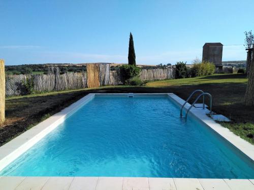 uma piscina num quintal com uma cerca em Casas Olmo y Fresno jardín y piscina a 17 kilómetros de Salamanca em Salamanca