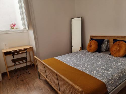 een slaapkamer met een bed met een spiegel en een tafel bij Dream Days Guesthouse in Faro