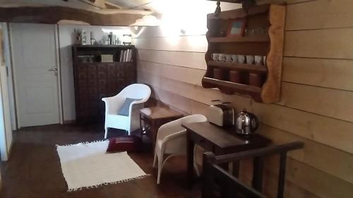 une chambre avec une table, une chaise et une table dans l'établissement Les Tournesols, à La Bernardière