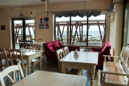 Restaurant o un lloc per menjar a Willa na Wydmie-pokoje z widokiem na morze