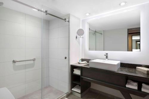 a bathroom with a sink and a mirror at Crowne Plaza San Jose La Sabana by IHG in San José