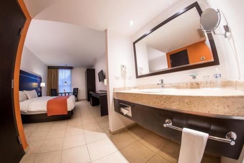 Habitación de hotel con baño grande y cama en HOTEL OLIBA Boca del Rio en Boca del Río
