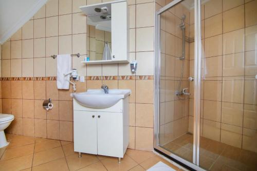 ein Badezimmer mit Waschbecken und Dusche in der Unterkunft Dalyan Hotel Nish Caria in Dalyan