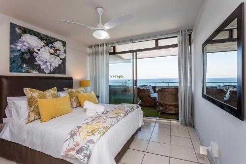 una camera con letto e vista sull'oceano di Sands Beach Breaks Umdloti Luxury Beach Front a Umdloti