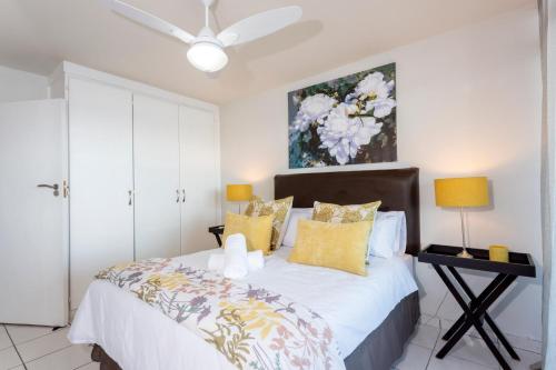 Katil atau katil-katil dalam bilik di Sands Beach Breaks Umdloti Luxury Beach Front