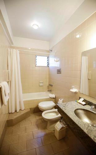 a bathroom with a toilet and a sink at Hotel Palmar in Colón