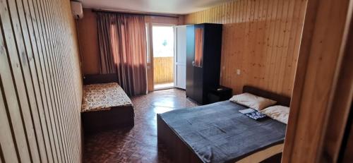 Tempat tidur dalam kamar di Guest house on Gagarina Varvara10