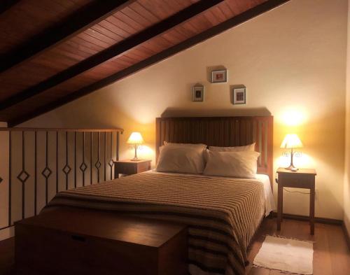 Ένα ή περισσότερα κρεβάτια σε δωμάτιο στο Chalés de São José - Casas de Aluguel