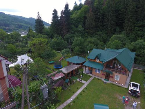 an aerial view of a house with a green roof at Садиба у Брусків in Mizhhirʼʼya