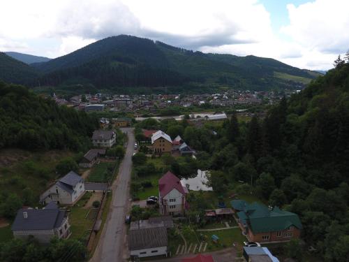 an aerial view of a small town in the mountains at Садиба у Брусків in Mizhhirʼʼya