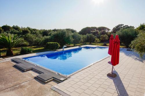 Photo de la galerie de l'établissement Ferienhaus auf der Insel Vir, 2 Pools, sehr privat, ideal für Familien, à Vir