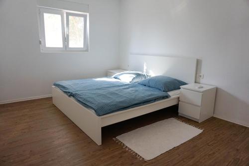 Postel nebo postele na pokoji v ubytování Ferienhaus auf der Insel Vir, 2 Pools, sehr privat, ideal für Familien