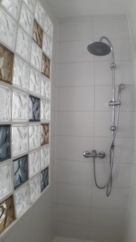 a shower with a shower head in a bathroom at Casa Arte de Sorvilan in Sorvilán