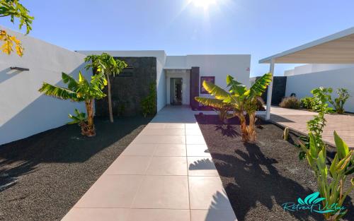 Stunning 4 Bed Villa with Studio in Playa Blanca