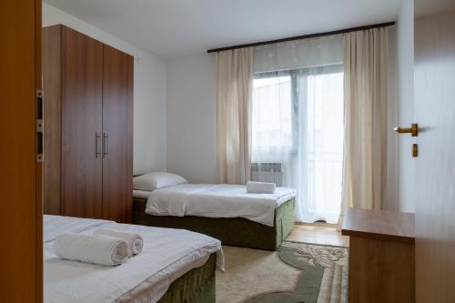 Posteľ alebo postele v izbe v ubytovaní Sun Garden Sarajevo