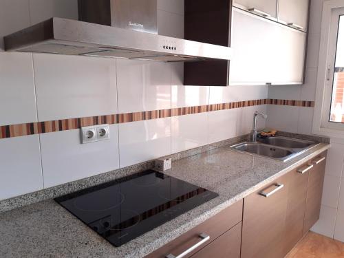 cocina con fregadero y encimera en Apartamento moderno con balcón y aparcamiento en Almería - Alborania, en Almería