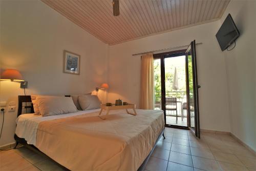 Letto o letti in una camera di Bella Vista Hotel Studios & Apartments