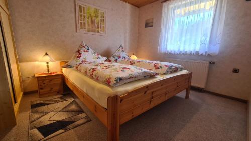 Una cama o camas en una habitación de Appertment Bärenstein 1